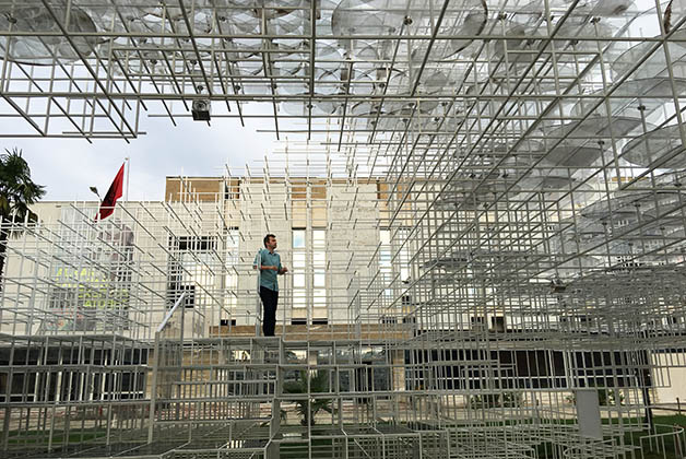 Patrick en la instalación 'The Cloud' de Sou Fujimoto. Foto © Silvia Lucero