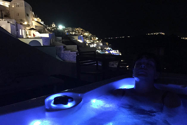 En la noche nos relajamos en nuestro jacuzzi. Aquí fingiendo estar dormida, no es verdad, era imposible cerrar los ojos con esa vista de noche. Foto © Patrick Mreyen