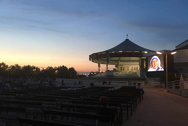 Afuera de la iglesia de Medjugorje. Foto © Silvia Lucero