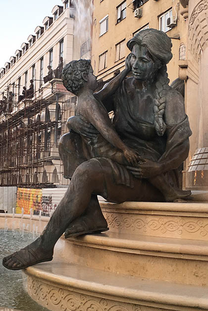 En esa parte sí vi estatuas de mujeres, bueno al menos en una fuente y estaban dedicadas a la maternidad. Hermosas. Foto © Silvia Lucero 