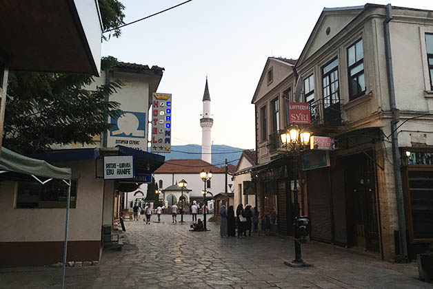 Al fondo se alza el minarete de una mezquita. Foto © Silvia Lucero