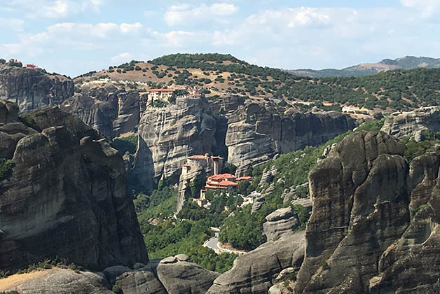 Monasterios de Meteora vistos desde el monasterio de la Santísima Trinidad. Foto © Silvia Lucero