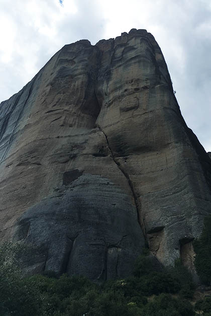 Hasta la cima subimos a ver el monasterio. Te juro que en persona se ve aún más imponente. Foto © Silvia Lucero 