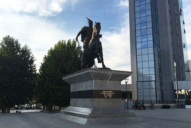 Monumento a , con el edificio de la ONU al lado. Foto © Silvia Lucero