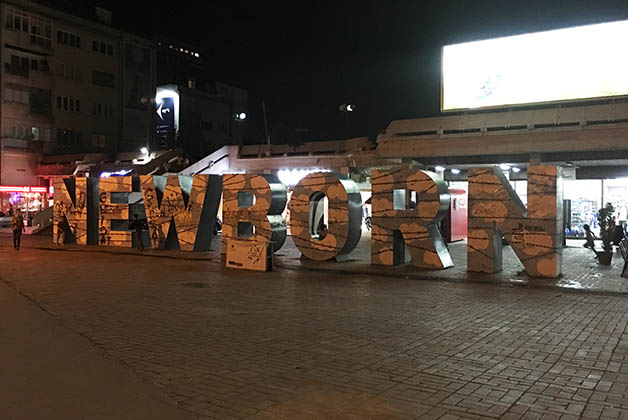 Monumento Newborn, desvelado cuando se declaró la independencia de Kosovo. Foto © Silvia Lucero
