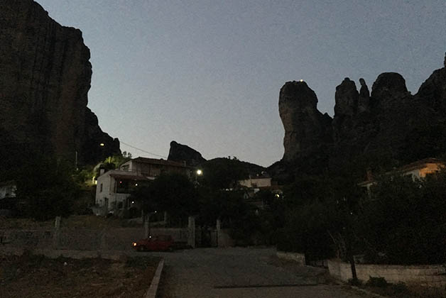 Las rocas de noche, donde brilla una luz en la cima, es hasta donde subimos, esa es la cruz que aparece en fotos anteriores. Foto © Silvia Lucero