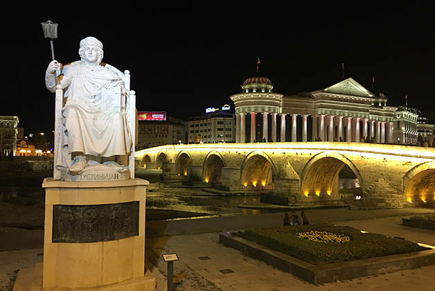 Skopje de noche. Foto © Silvia Lucero