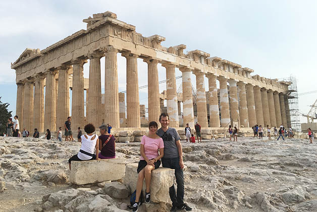 Duramos mucho tiempo admirando el Partenón desde todos sus ángulos y por supuesto buscando el mejor momento para la foto. Foto © La Trotamundos