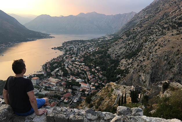 El bello atardecer desde la cima, con el pueblo de Kotor a los pier. Foto © Silvia Lucero