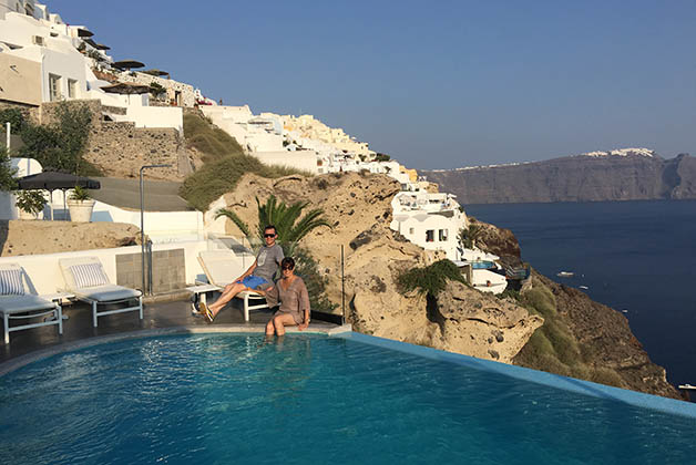 Piscina infinity en el Santorini Secret Suites & Spa. Foto © La Trotamundos