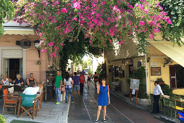 En una de las calles más pintorescas del barrio de Plaka. Foto © Patrick Mreyen