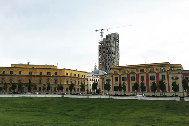 El Ayuntamiento resalta mucho con ese amarillo. Foto © Patrick Mreyen