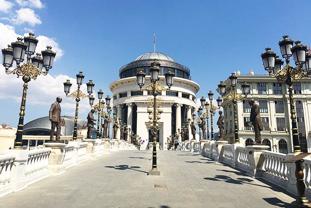 Al cruzar el Puente del Arte, se encuentra el pomposo edificio de la Policía. Foto © Silvia Lucero