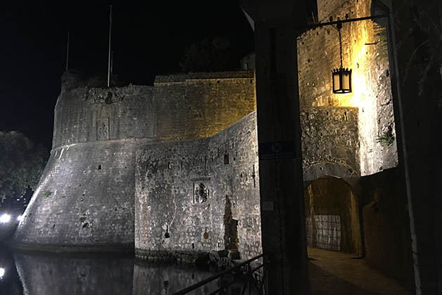 Puerta del Mar y parte de la muralla de noche. Foto © Patrick Mreyen