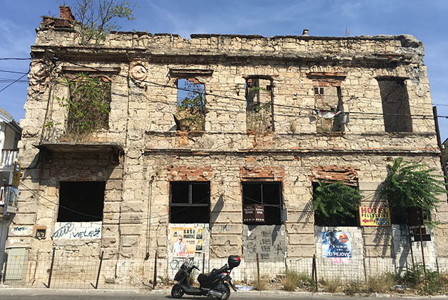 También vimos muchos edificios en ruinas, producto de la terrible guerra. Foto © Silvia Lucero