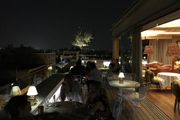 Terraza del bar, ideal para acabar la noche. Foto © Silvia Lucero