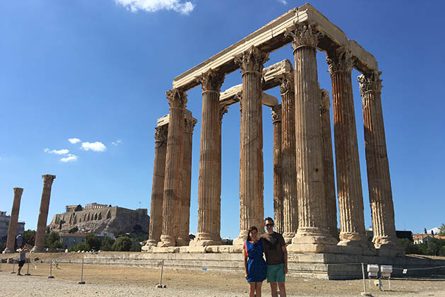 Templo de Zeus, de mis favoritos de Atenas y a lo lejos se alza la Acrópolis. Foto © La Trotamundos