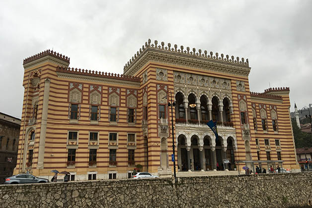 Edificio del Ayuntamiento y que fue Biblioteca Nacional. Foto © Patrick Mreyen