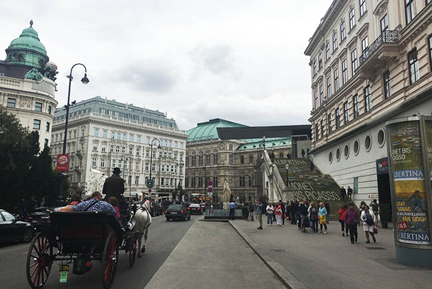 Me encantó ese cruce de calles donde se encuentra el Museo Albertina, el Hotel Sacher y la Ópera. Foto © Silvia Lucero