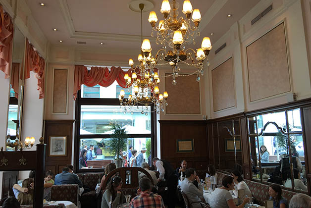 Donde está Hotel Sacher puedes para a beber un café con un pastel en el Café Mozart. Foto © Patrick Mreyen 