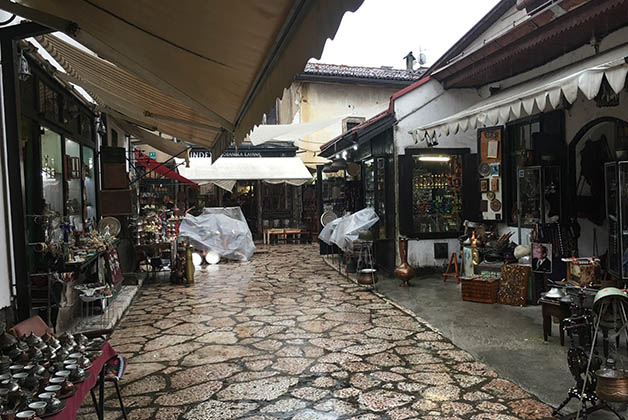 Bajo la lluvia recorriendo el bazar Baščaršija. Foto © Patrick Mreyen 