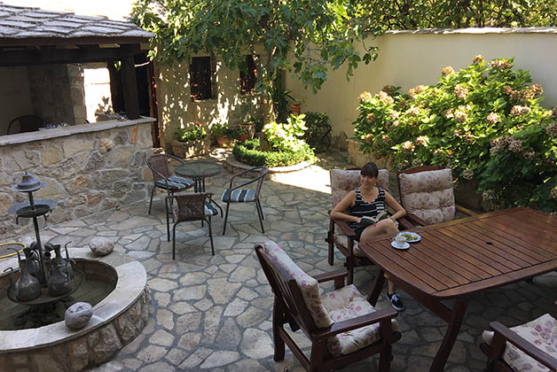 Disfrutando la tranquilidad del patio en el Hotel Villa Fortuna en Mostar. Foto © Patrick Mreyen