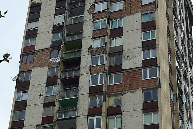 Edificio de apartamentos donde aún pueden verse los hoyos de las balas de los francotiradores. Foto © Patrick Mreyen