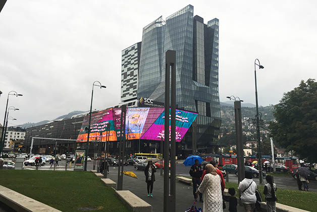 Pero también hay edificios modernos en Sarajevo. Foto © Silvia Lucero