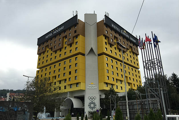 Hotel Holiday, construido para las Olimpiadas de Invierno y donde se concentró la prensa durante la guerra. Foto © Patrick Mreyen