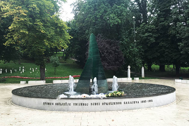 Monumento a los niños muertos durante el Asedio de Sarajevo. Foto © Silvia Lucero