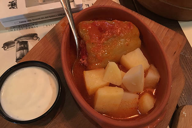 Probando un delicioso pimiento relleno. Foto © Silvia Lucero