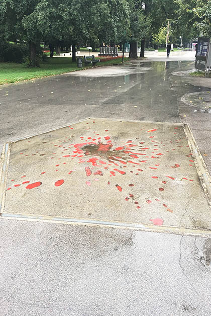 Las tristes rosas rojas de Sarajevo. Foto © Patrick Mreyen