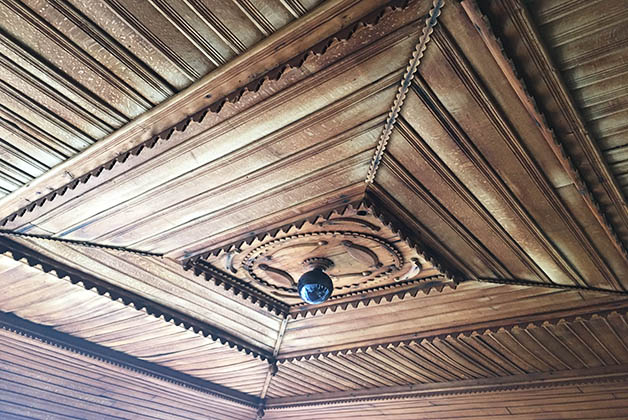 Cada techo era distinto, pero todos tallados en madera ¡eran hermosos! Foto © Silvia Lucero
