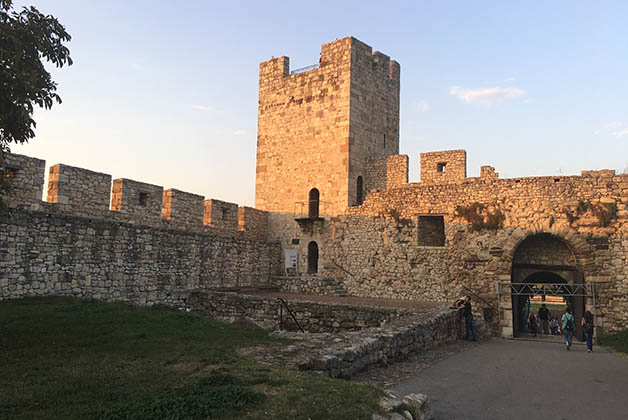 Una de las torres de la fortaleza. Foto © Silvia Lucero